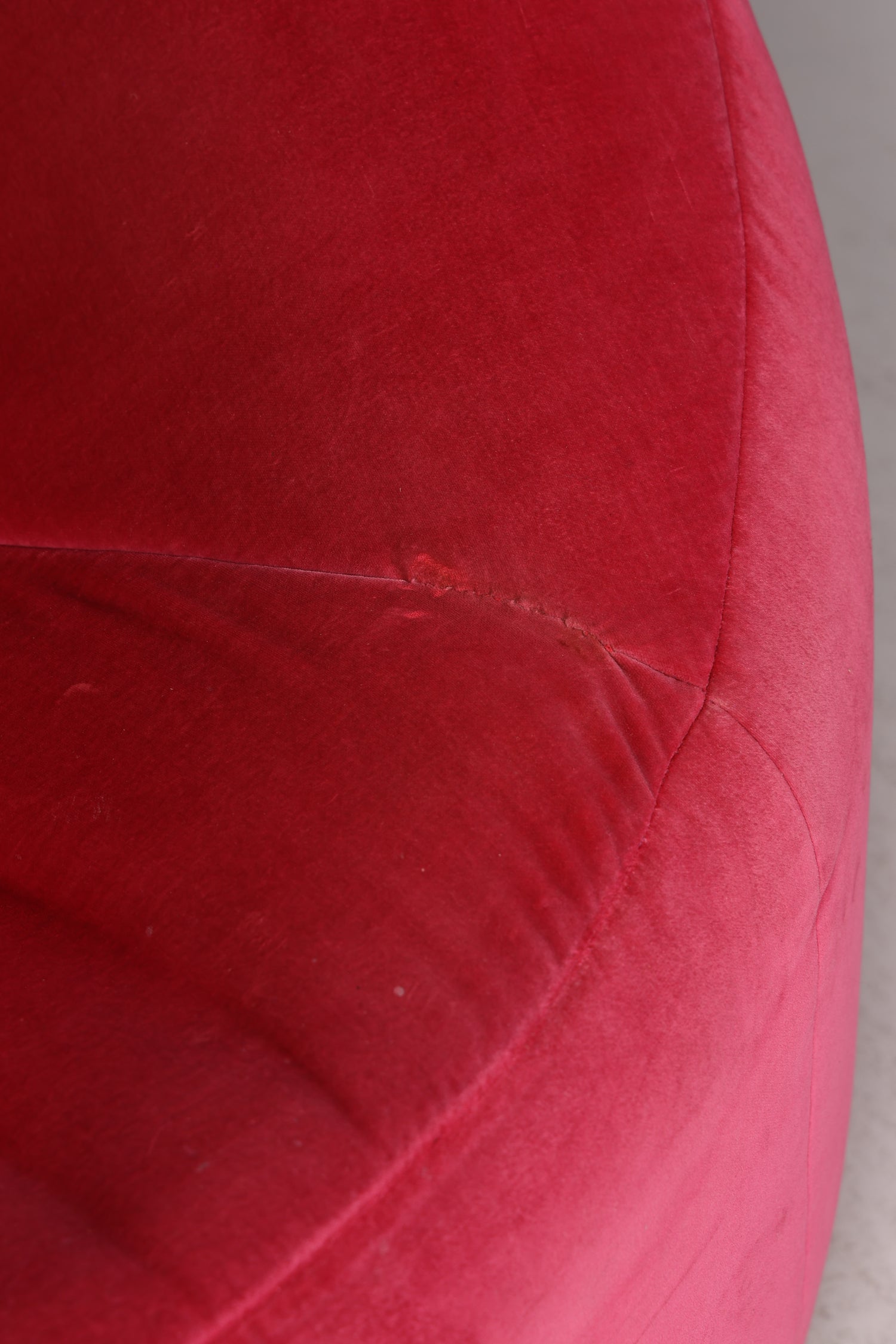Edler Ligne Roset Pumpkin Sessel mit Hocker Pink Samt Designer Loungesessel Pierre Paulin Pouf Vintage
