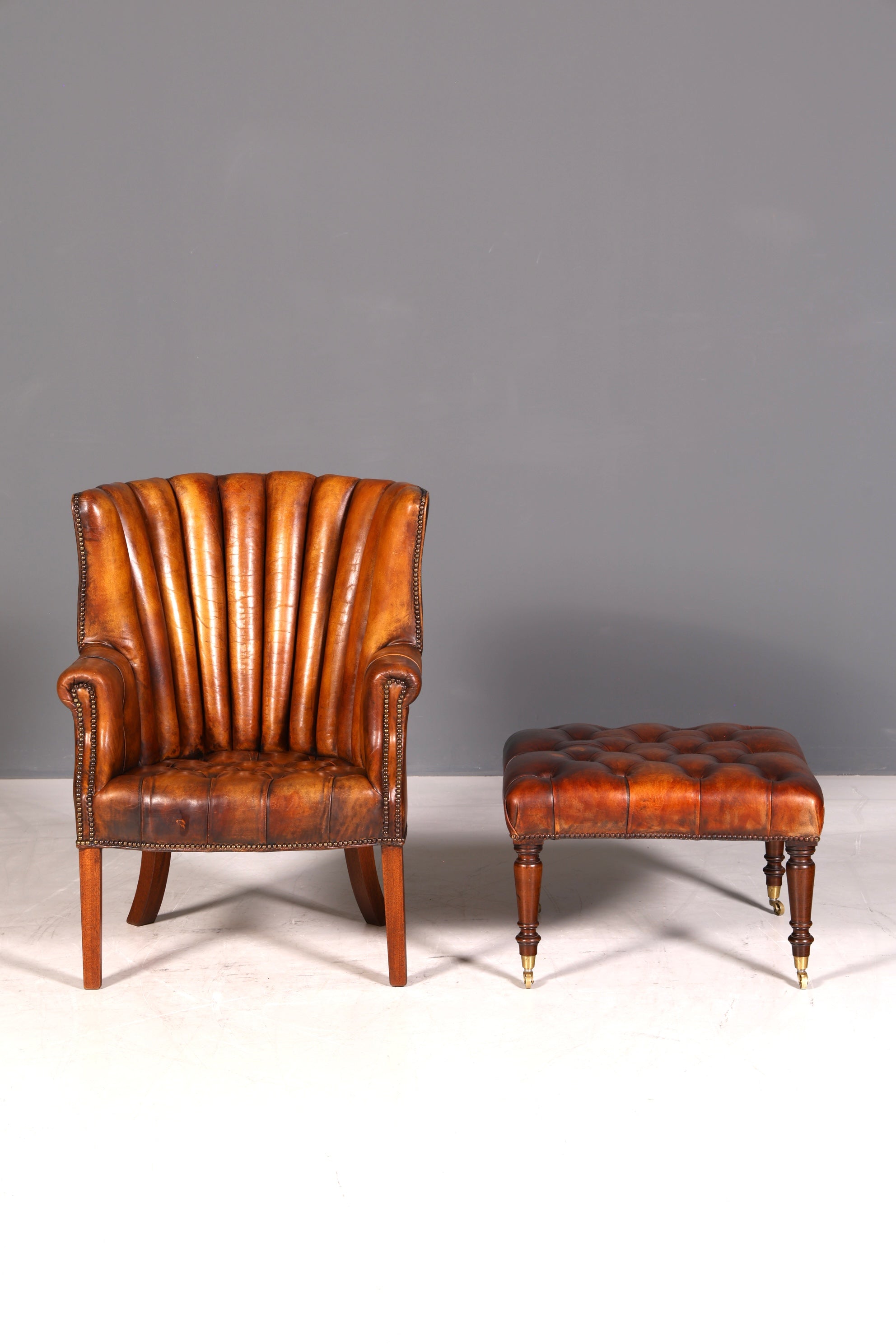 Original Chesterfield Hocker echt Leder Englischer Fusshocker UK Englisch Fussablage