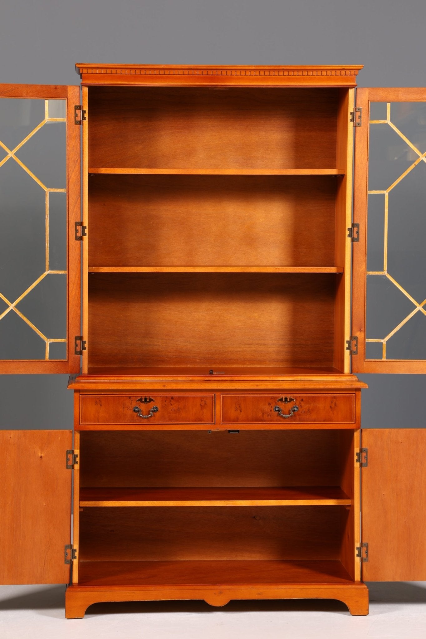 Stilvolle Englische Vitrine Bücherschrank Buffet Antik Stil Englisch Eibe Glasvitrine Bibliothek