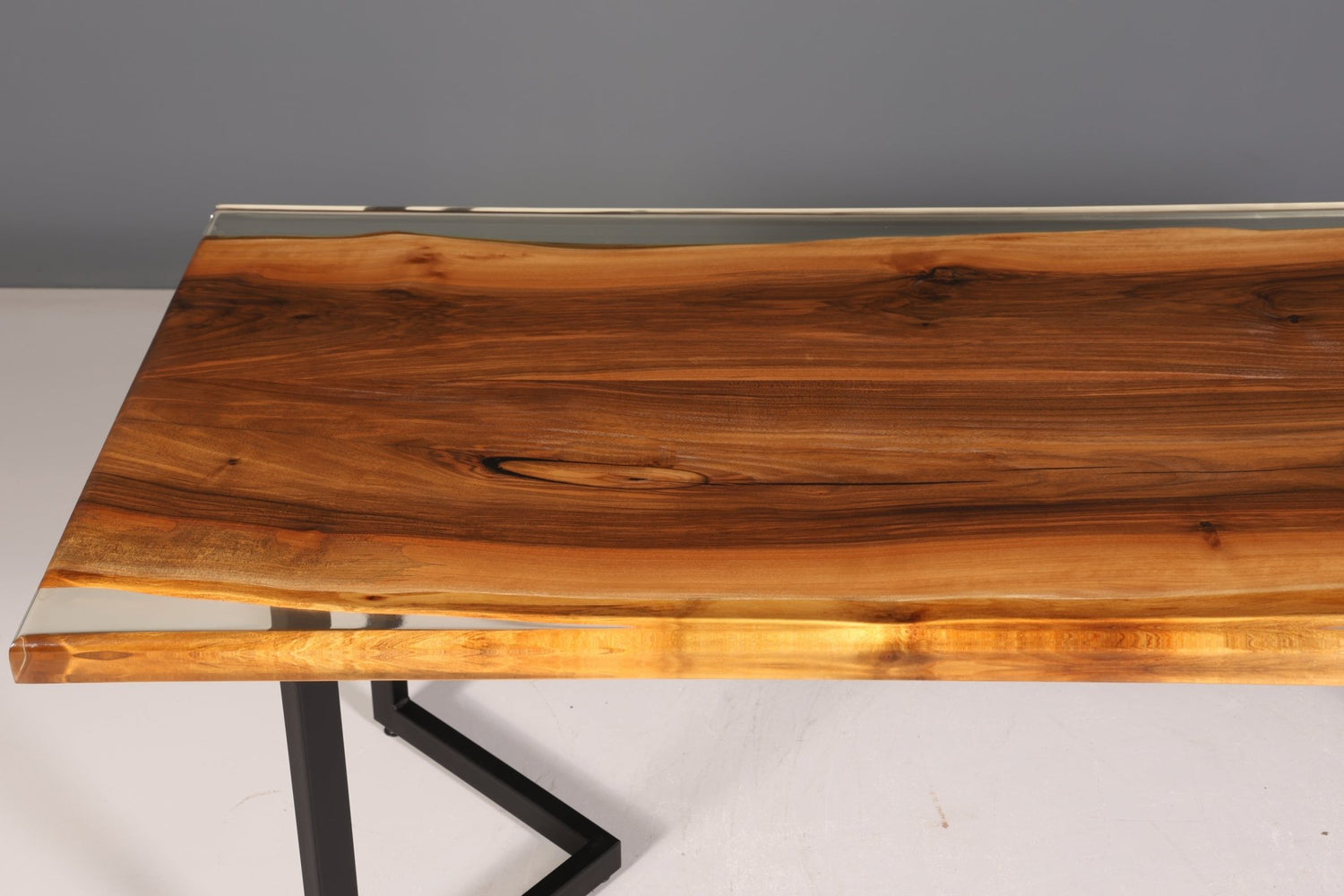 Stilvoller Epoxidharz Tisch 220-90 cm Epoxy Nussbaum massiv Holz Esszimmer Tisch