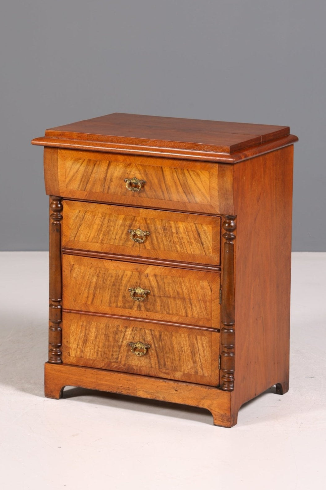 Wunderschöne Gründerzeit Kommode Louis Philippe Nussbaum Sideboard um 1880