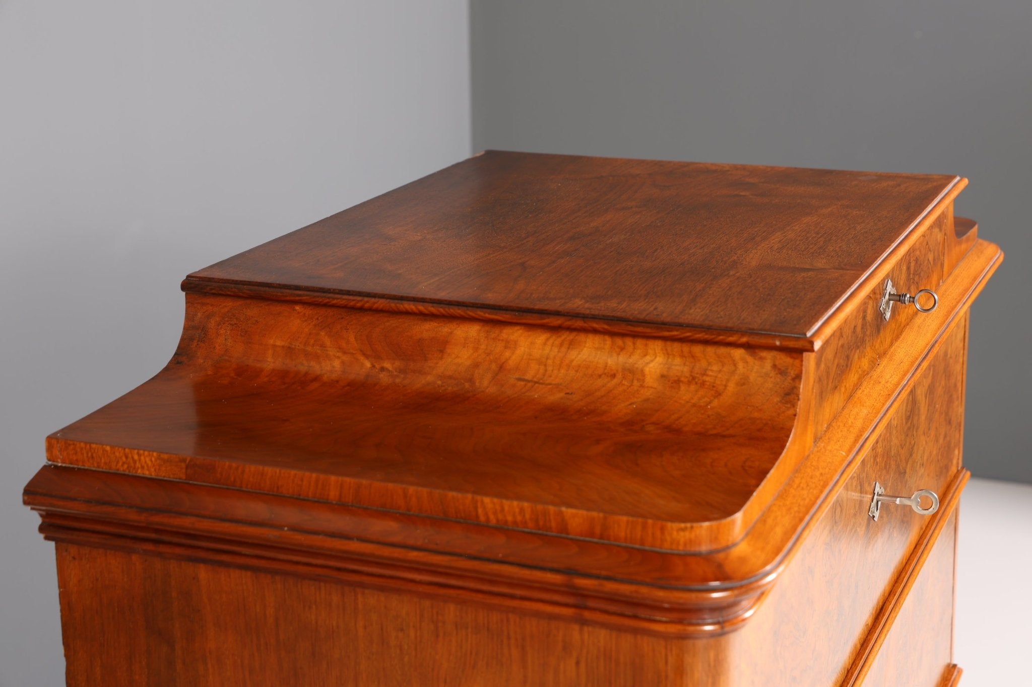 Wunderschöne Louis Philippe Chiffoniere um 1880 Gründerzeit Nussbaum Vertiko Schrank Semainier