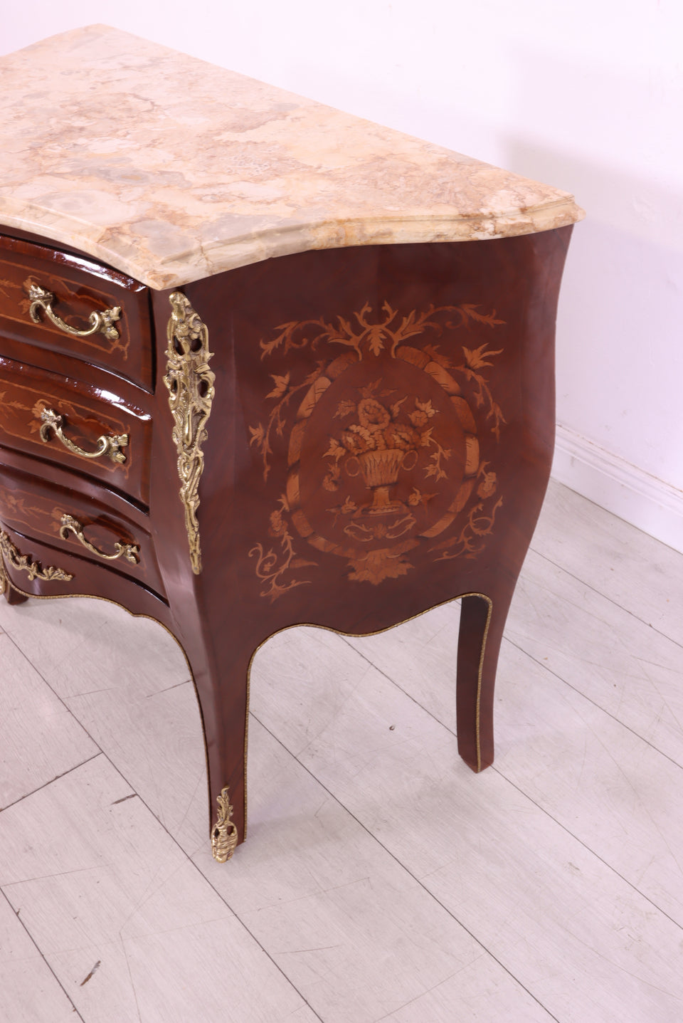 Königliche bauchige Barock Kommode mit Marmor