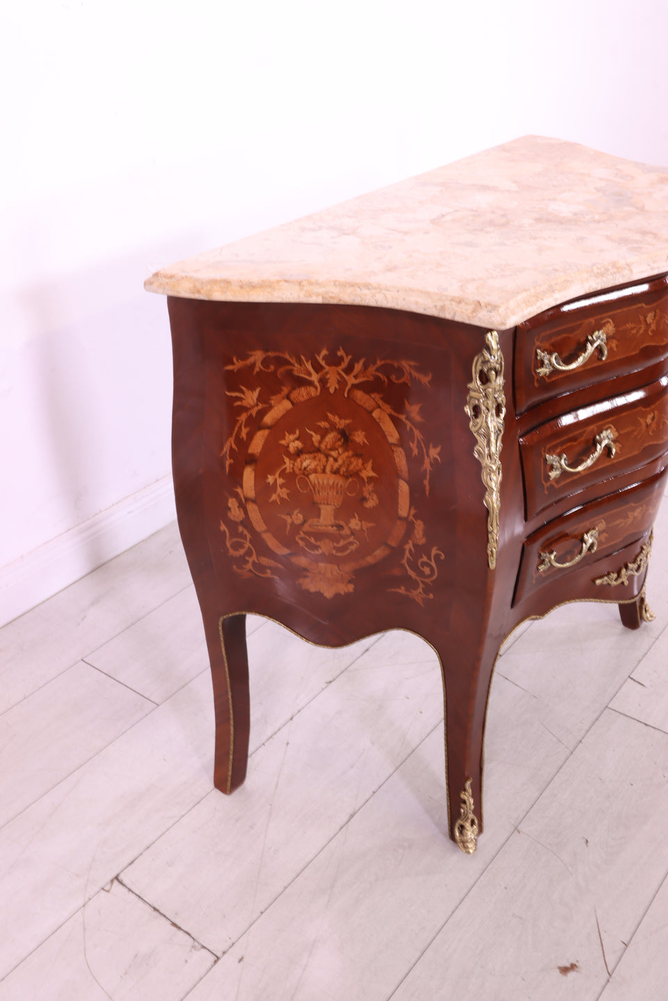 Königliche bauchige Barock Kommode mit Marmor